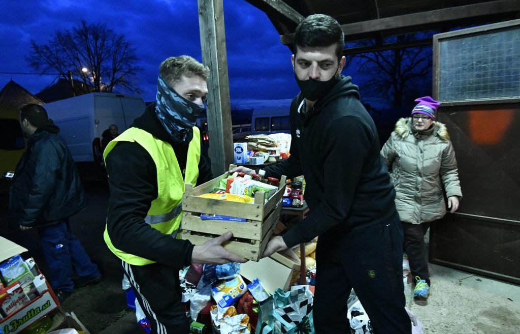 Volonteri već treći tjedan dijele hranu lokalnim stanovnicima