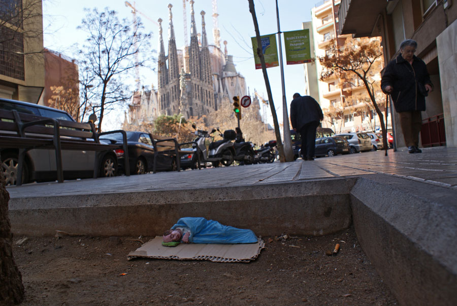 Nevidljivi čovjek. Majstorska režija postavljanja skulptura u realne ljudske situacije direktno nam otvara vrata percepcije o gorućim problemima s kojima se susrećemo u suvremenom svijetu. Njegove su skulpture zaustavljene u momentu i pozi koje su višeznačne. S njima se poistovjećujemo, s njima se smijemo. Nesigurnost ovih anonimnih silueta, koje postaju jedni od prolaznika, predstavlja nomadski podsjetnik na nesavršenu konstrukciju našeg društva.