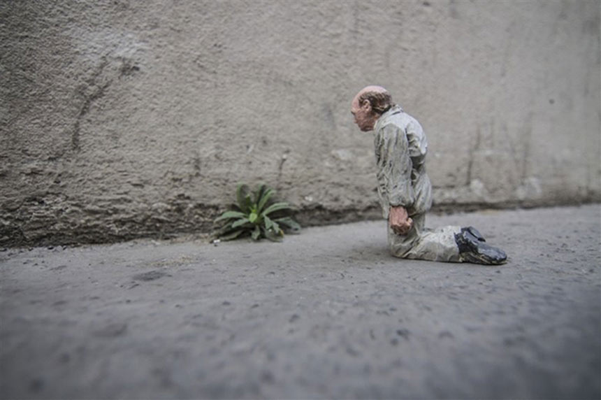 Poklon prirodi koju sustavno uništavamo. Slika prikazuje odnos i posljedice prirode i ljudske evolucije.