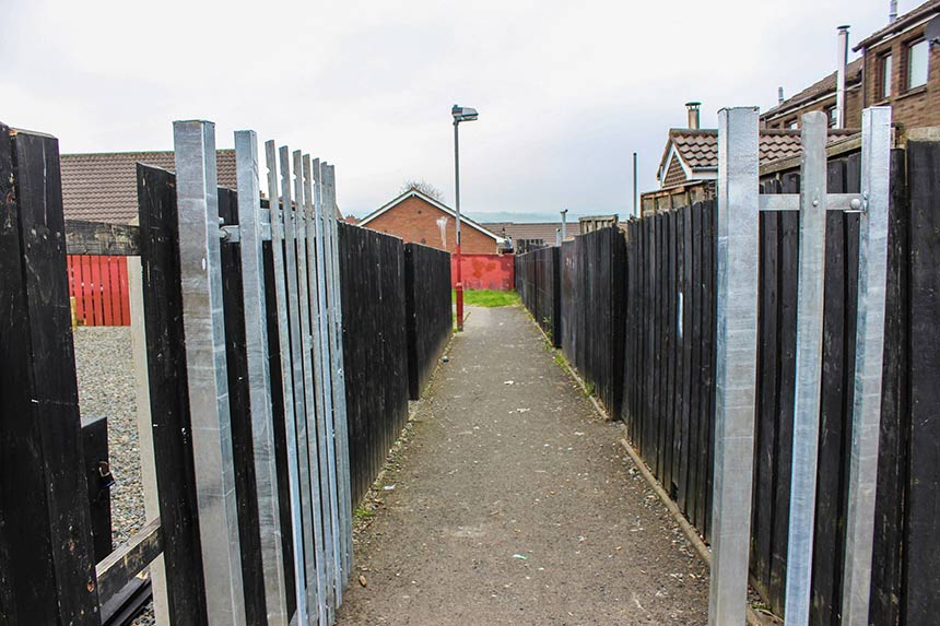 Iza kuća u naselju su ovakvi prolazi u kojima navečer nije ugodno prolaziti. Ili trčati.