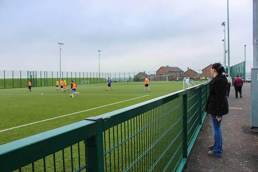 Veliko sportsko igralište mreža dijeli na dva dijela. Termini su stalno popunjeni.