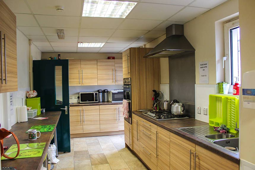 Kuhinju doma mogu koristiti svi. Stariji stanovnici, među kojima je puno samaca, u domu često organiziraju zajednički ručak.