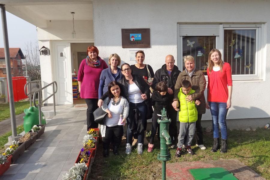 Predstavnici udruge Prijatelj i Petrinji. Donijeli su prijateljstvo, radost i ruke pune mandarina, kivija i limuna