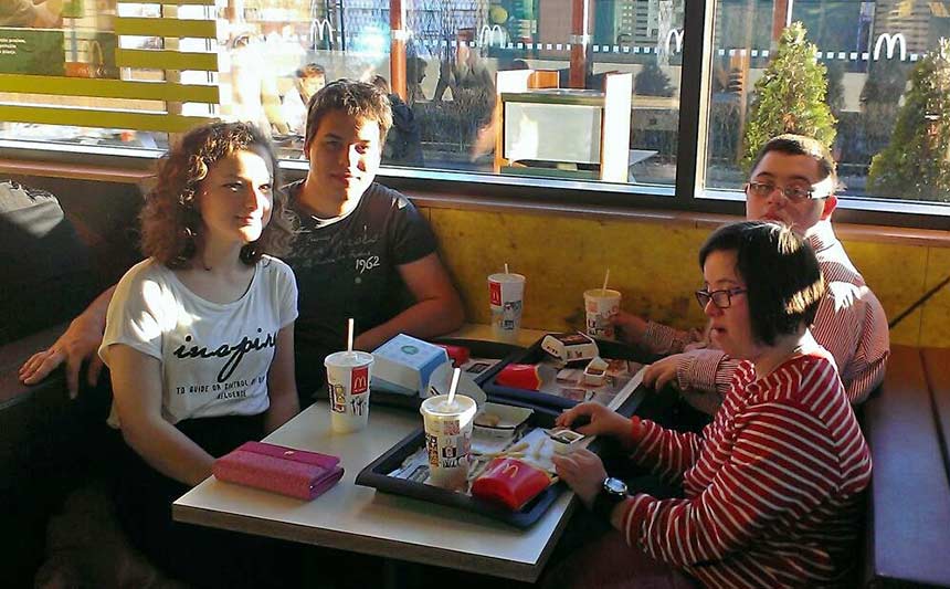 Ivana i Fran su zaljubljeni studenti koji su dan zaljubljenih odlučili proslaviti nesebično, pružajući priliku drugima da se vole. Dvoje svojih zaljubljenih vršnjaka s Downovim sindromom su poveli na zajedničko druženje.