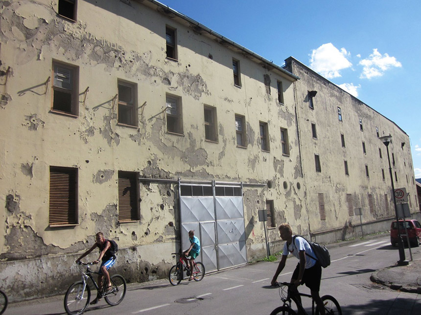Stara tvornica Đure Gavrilovića odavno je prazna, oronula zgrada u centru Petrinje. Za vrijeme vjetrovitog vremena sa zgrade otpada limeni krov. Slično je stanje i s bivšom robnom kućom koju svojata obitelj Gavrilović. Zato u gradu sve više smisla ima izreka: Opasno je, od Gavrilovića je!