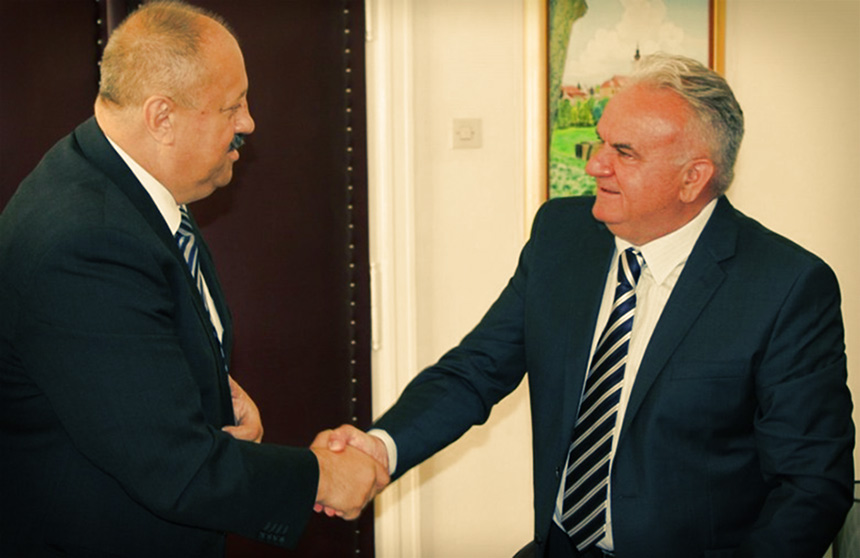 Primopredaja vlasti s prošlog gradonačelnika Željka Nenadića i sadašnjeg Darinka Dumbovića koji je tom prilikom najavio kvalitetniji i učinkovitiji rad gradske administracije te bolju suradnju s udrugama.