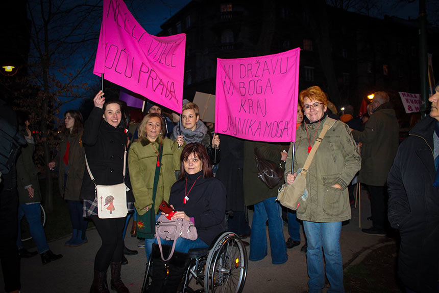 Noćni marš za Dan žena. Među prosvjednicima iz Petrinje bile su i autorice portala Grakni.HR