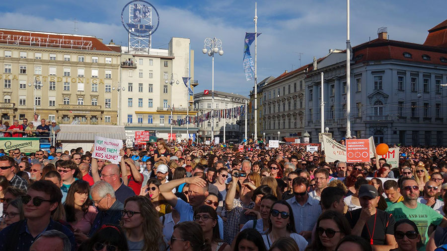 Prosvjed na kojem je 40.000 građana podržalo reformu školstva