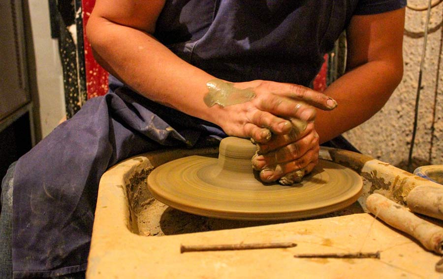 Lončarstvo je jedan od najstarijih obrta na svijetu. Glina ima terapijska svojstva, posebno kod oboljelih od artritisa te protiv depresije. jasno vam je zašto želimo osnovati društveno poduzeće i baviti se lončarstvom?