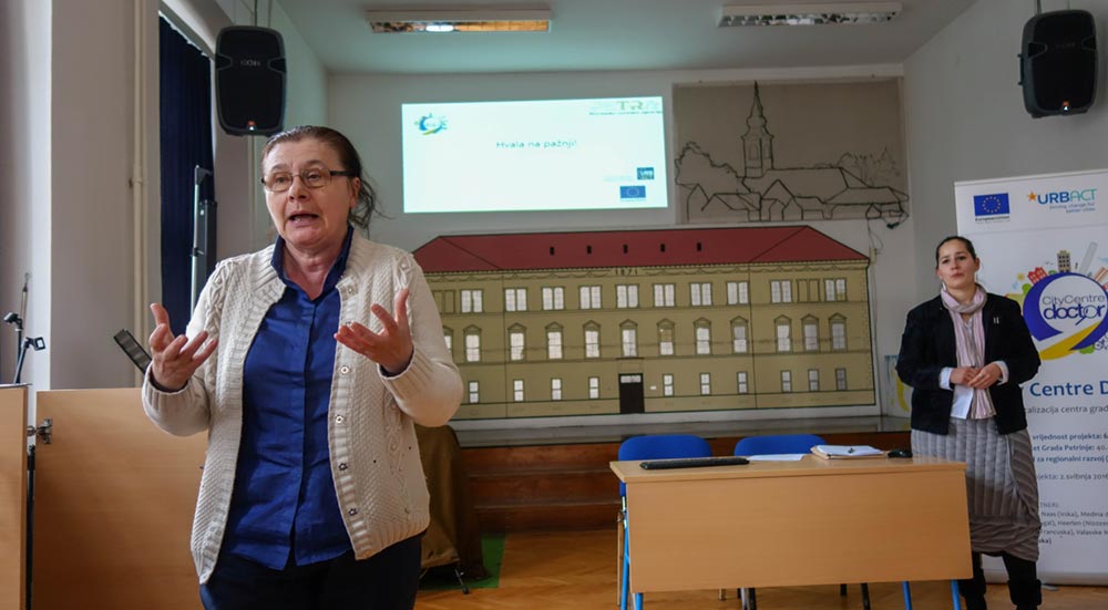 O projektu su govorile Vlasta Vuglec, pročelnica Upravnog odjela za prostorno uređenje, graditeljstvo i zaštitu okoliša u Gradu Petrinji koja je menadžerica projekta te Lana Modrovčić Ljubojević, direktorica Petrinjske razvojne agencije.
