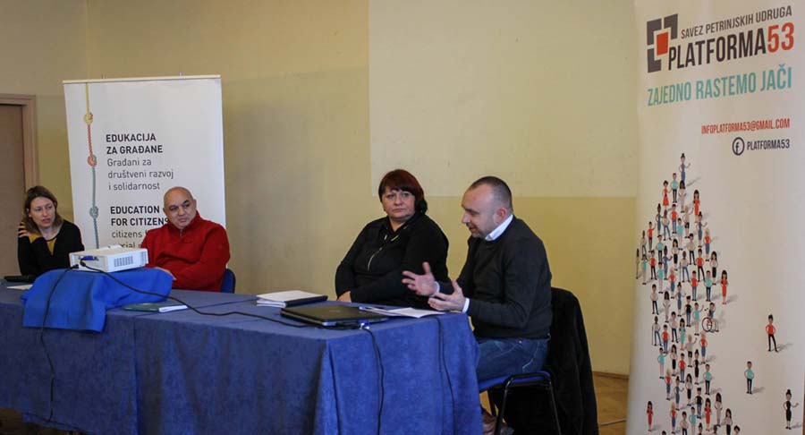 Tribina 'Zajedno za zajednicu' - Kako unaprijediti udruženo i solidarno djelovanje za razvoj zajednice? Martina Horvat (GONG), Vladimir Demetrović (pročelnik Upravnog odjela za društvene djelatnosti Grada Petrinje), Aleksandra Miliković (Udruga OSISMŽ i Pletforma53) i Berto Šalaj (Fakultet političkih znanosti).