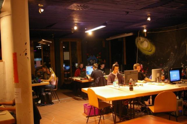 Računalna učionica za sve generacije. Predavači su često volonteri iz naselja.