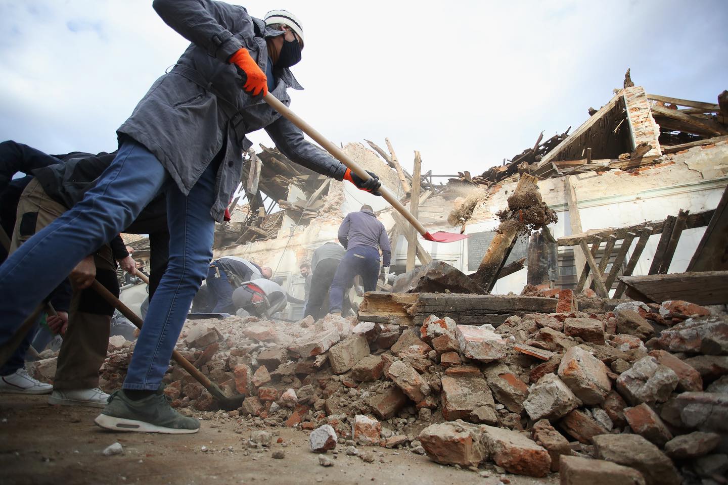 Volonteri čiste ruševine