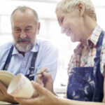 seniori oslikavaju keramiku