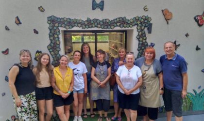 Dvije skupine polaznika na keramičkim radionicama u srpnju