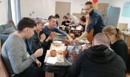 Oslikavanje keramike na Inkluzivnoj farmi